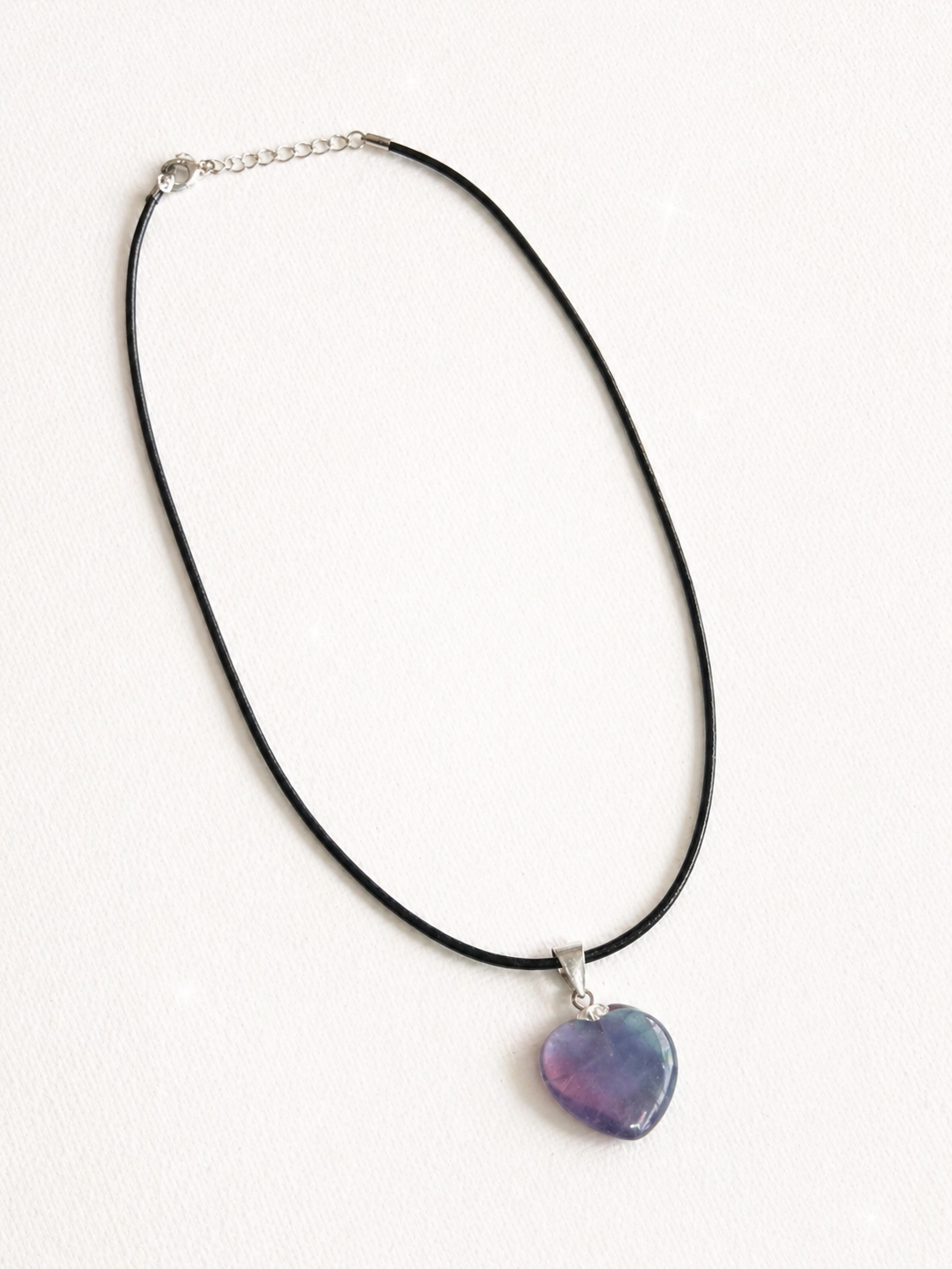 Colgante Mineral Fluorita en forma corazón - Claridad y Equilibrio