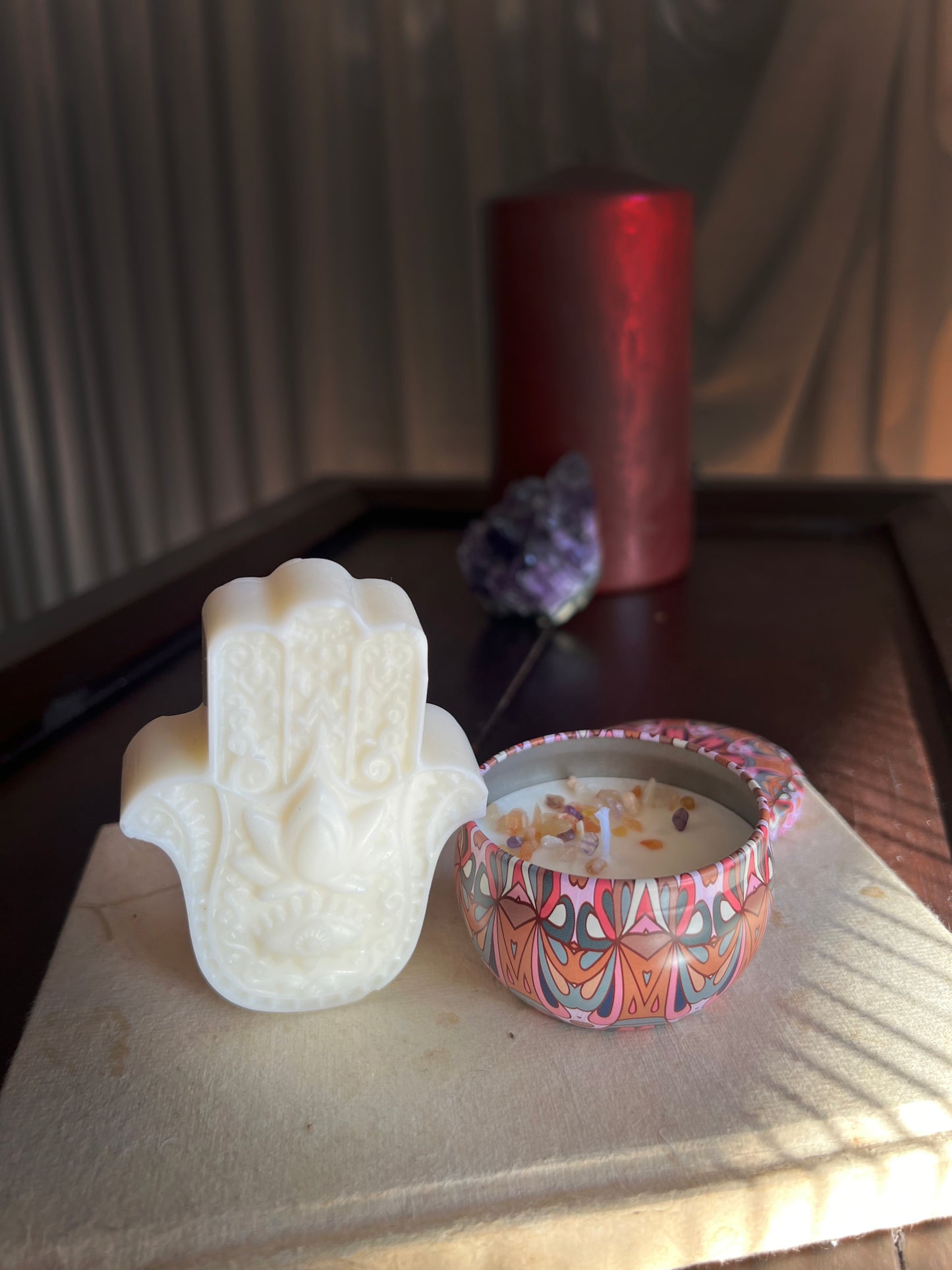 VELA MANO DE FÁTIMA  Y VELA LATA CON  CHIPS MINERALES sin aroma