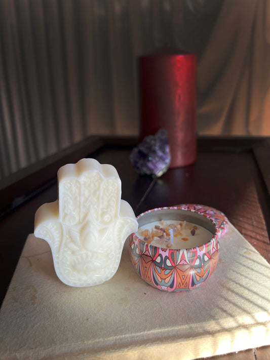 VELA MANO DE FÁTIMA  Y VELA LATA CON  CHIPS MINERALES sin aroma